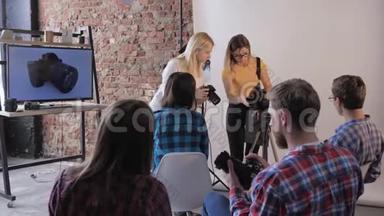 时尚摄影师在专业摄影棚的摄影课上，用数码相机告诉人们相机设备